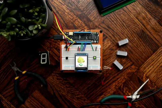 Czujniki IoT z funkcjami przetwarzania danych na miejscu Czujniki IoT z funkcjami przetwarzania danych na miejscu